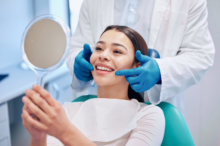 what is a cosmetic dentist